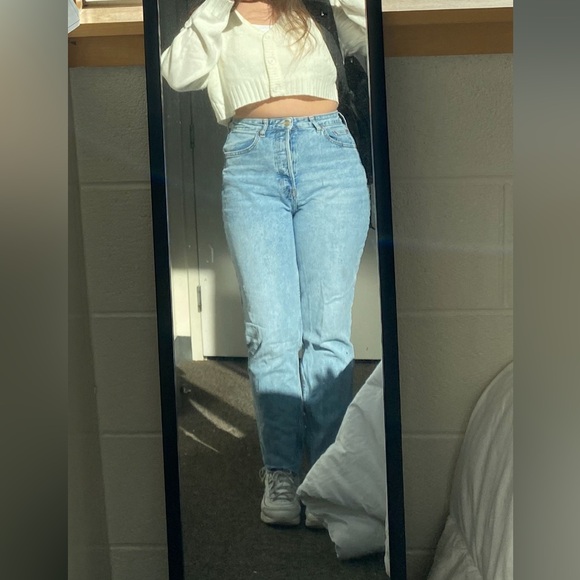Mom High Ankle Jeans in Light Denim Blue in Size 8 - Picture 4 of 6